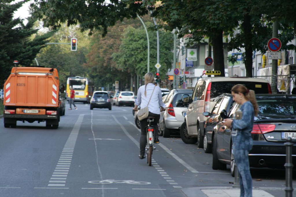 Fahrrad Citybike Berlin Frau auf Fahrrad Strasse