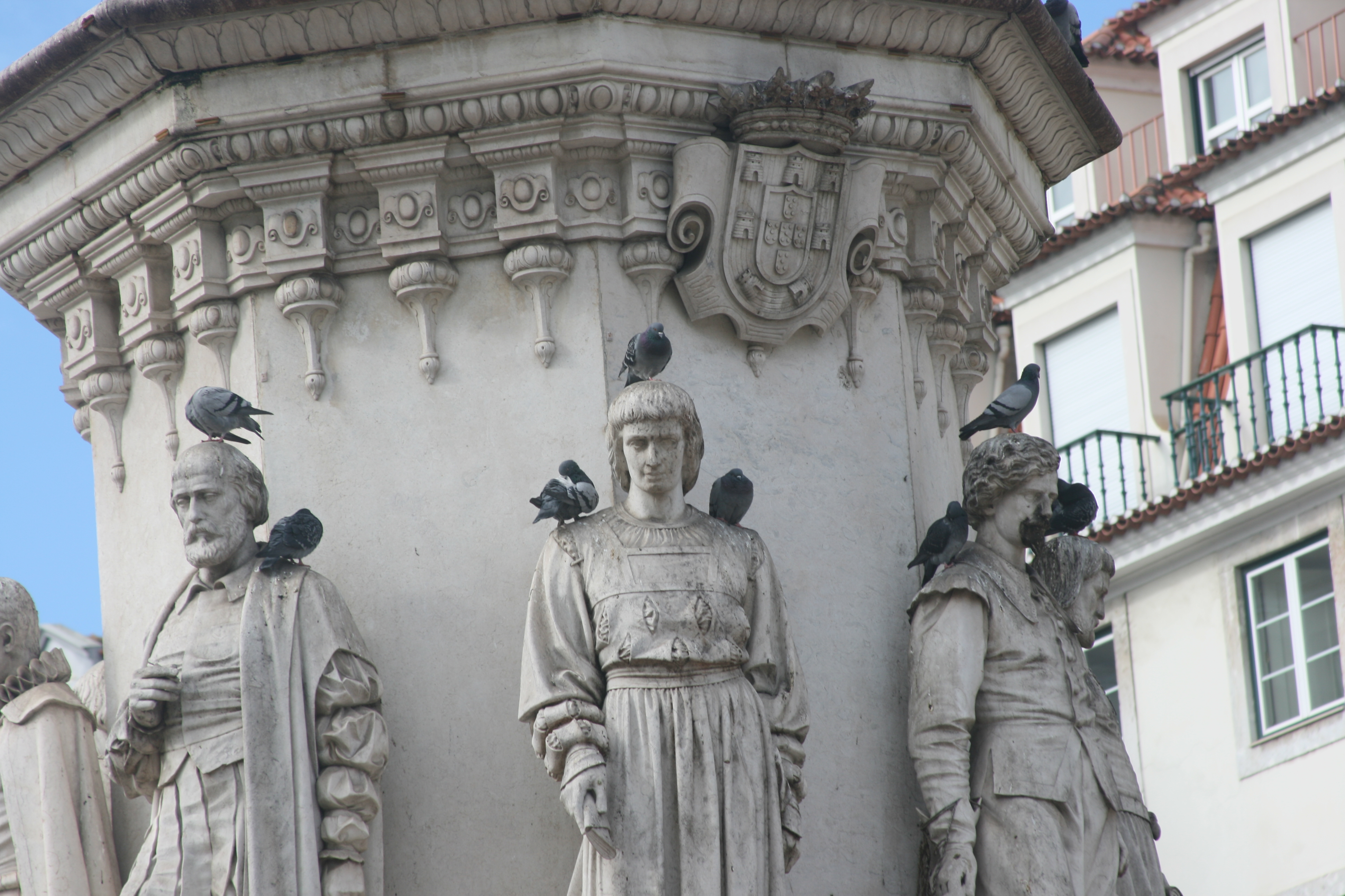 Platz Praça Luís de Camões ist ein Platz Statue mit Tauben