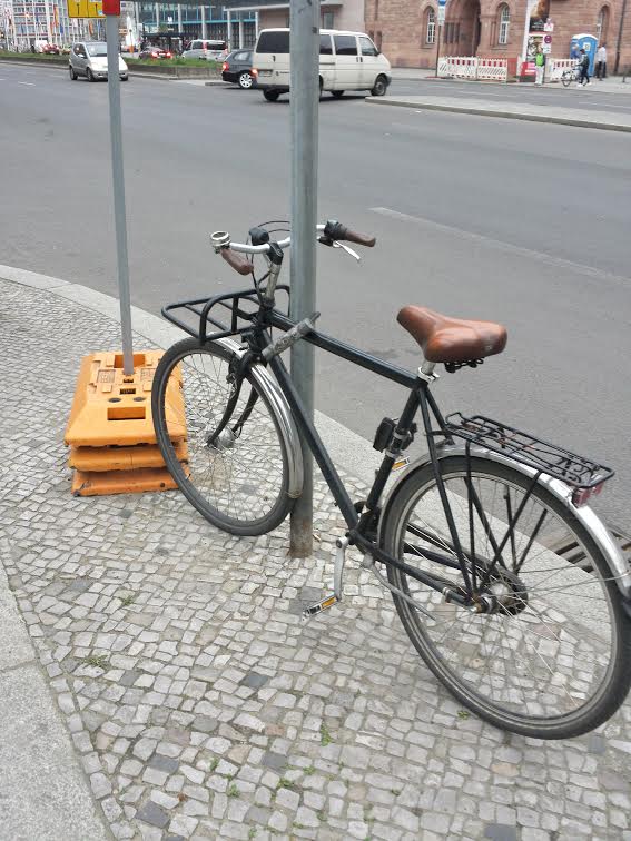 Fahrrad angeschlossen an Laterne