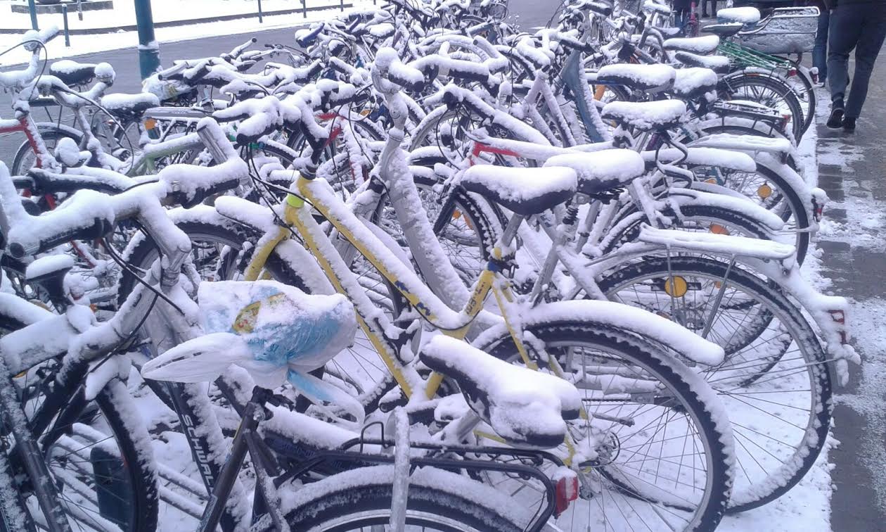 Schnee bedeckte Fahrräder