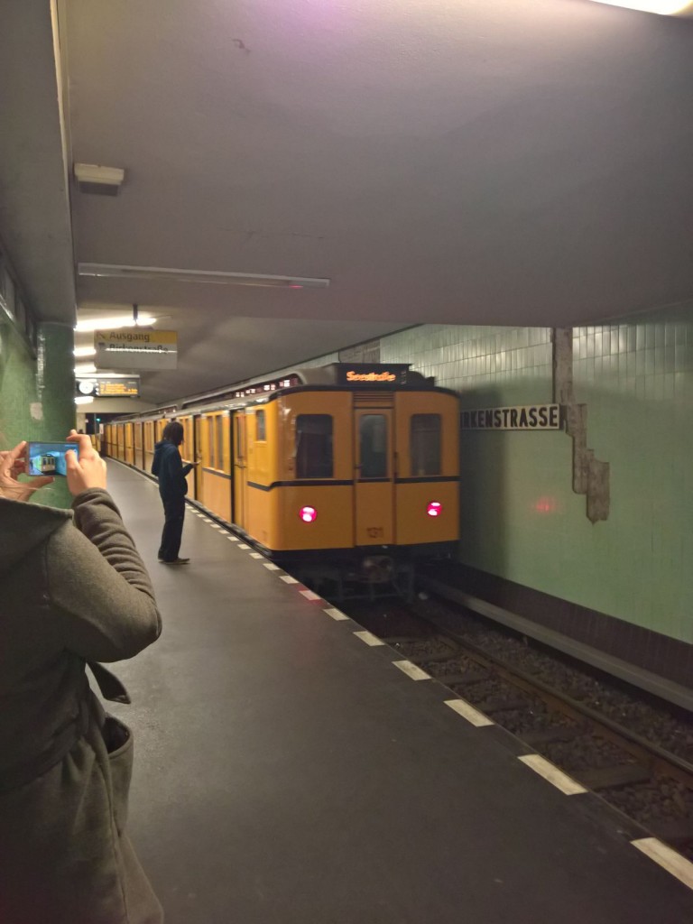 Ubahn fährt aus historische Ubahn u9 berlin