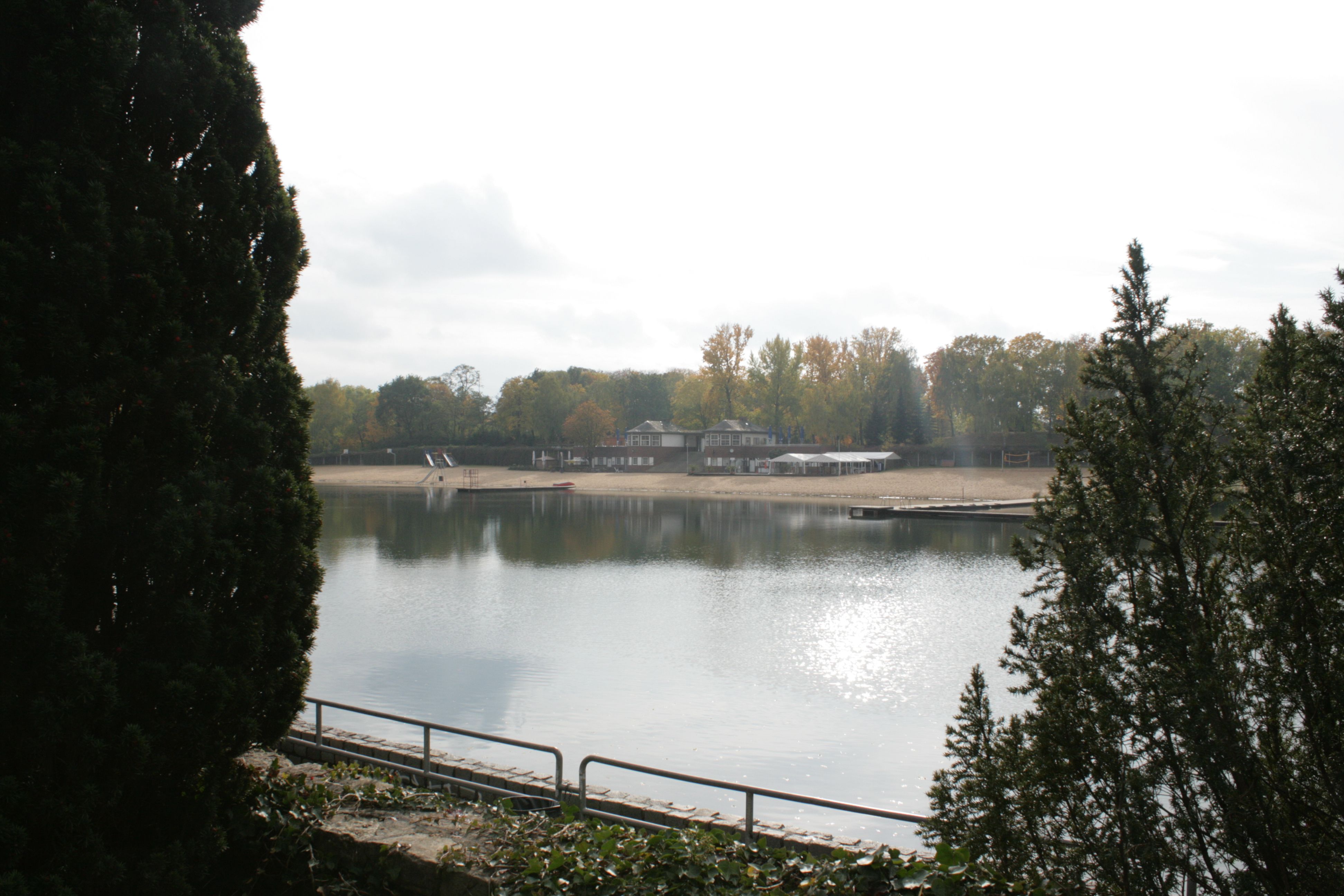 blick auf das strandbad ploetzensee berlin