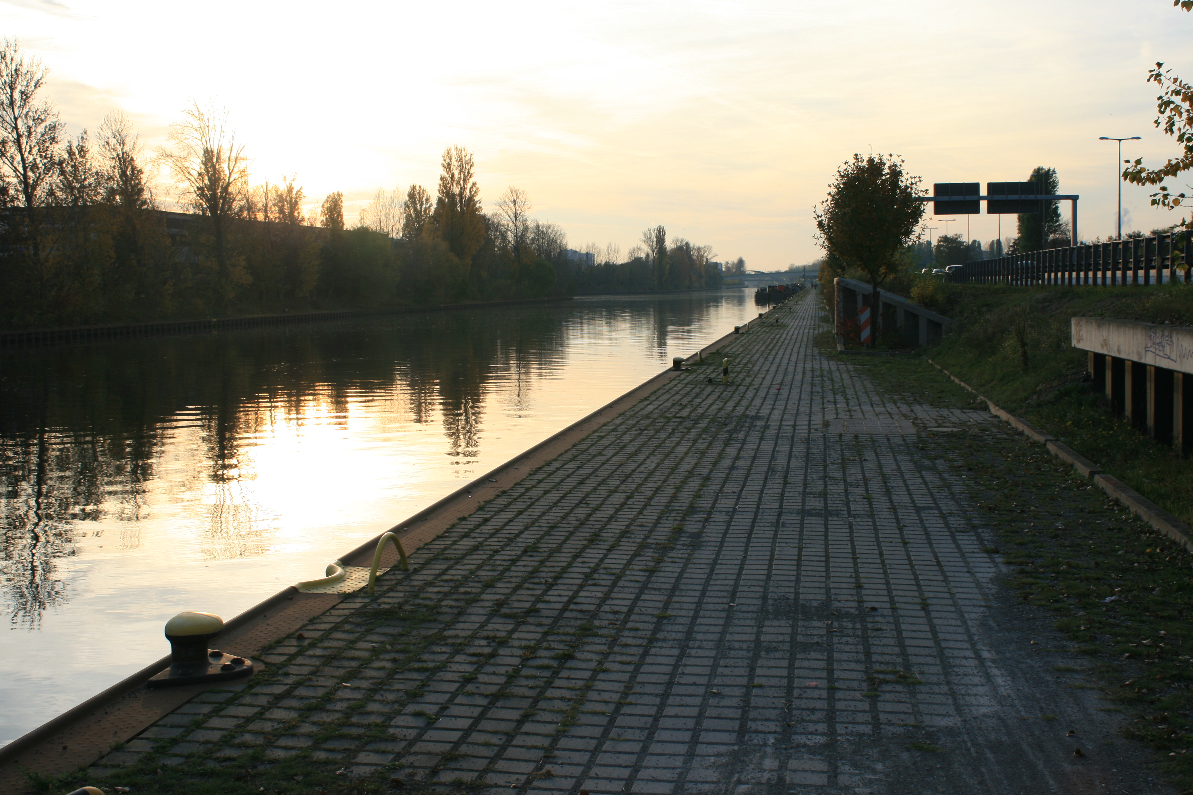 Weg zwischen Kanal und Stadtautobahn Berlin